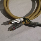 RCA コネクターは純正品ではありません。