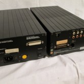 向かって左がCDトランスポート、右がコントロール部です。