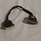 ２台は専用ケーブルで接続します。