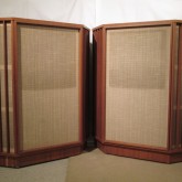 6畳間でも無理なく収まるミニモデル(国産箱)です。
