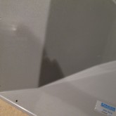 1本には白い塗料が点状に付着しています。