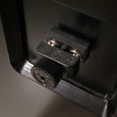 ケーブルターミナルは +- 同時締め付けタイプです。