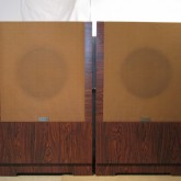 余裕ある容積を確保したエンクロージャーを採用しています。