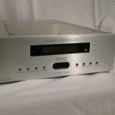 シンプルでセンス良いデザインの AM/FM チューナーです。