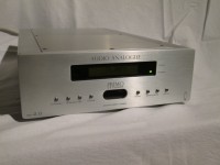 シンプルでセンス良いデザインの AM/FM チューナーです。