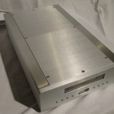 製品に目立つ傷や打痕などはありません。