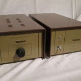 電源部別筐体式フォノイコライザーです。
