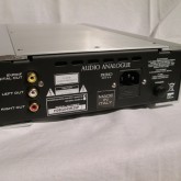 出力端子は analog  RCA×1・digital(coax)×1 です。