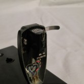 突き出したスタイラスガードが印象的です。