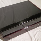 スモーク色アクリル製ダストカバーが付属しています。