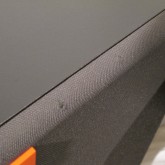 フロントグリル下部角は一部クロスにダメージがあります。