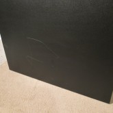製品背面には傷があります。ターミナルは上面にあります。