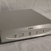 コンパクトなボディの phono EQ です。