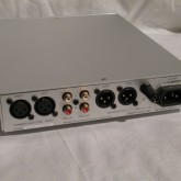 IEC60320 コネクター採用、電源ケーブルで音色調整も可能です。