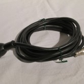 メタルソケット付きACケーブル(純正)が付属します。