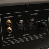 入力は XLR / RCA 選択可、stereo/bridge 選択も可能です。