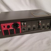 背面部です。AC outret はIEC320形状ではありません。
