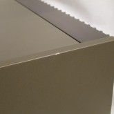 角に小さな打痕があります。