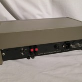 背面部です。入力は 4-pin DIN のみです。