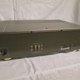 出力はRCA 2系統(Fix/Variable)、ACケーブルは着脱可能です。