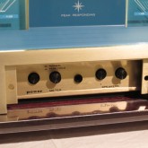 サブパネル内に電源スイッチ・スピーカー出力切り替えなどがあります。