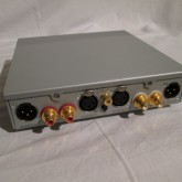 入出力ともに XLR/RCA コネクター対応です。