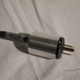 コンセントコネクターはZuAudioオリジナルです。
