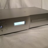 ラウンドデザインが特徴的な SACD プレーヤーです。