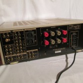背面部です。XLR 入力も装備されています。