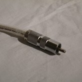 RCAコネクターもホット(+)側は4N純銀コンタクトの [oyaide SLSC] です。