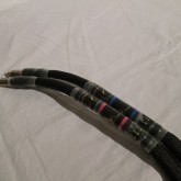 太いケーブルですが、割としなやかなので取り回しは容易です。