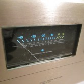 VUメーター内部には汚れがありますが、分解清掃できないため現状にてご了承ください。
