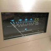 VUメーター内部には汚れがありますが、分解清掃できないため現状にてご了承ください。