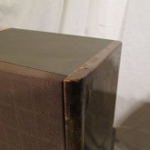 表面仕上げにはダメージがあります。一部接着が剥がれています。