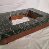 大理石厚40mm、積層合板部60mm、重厚な構造です。