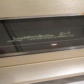 中央にロゴ文字が品よく浮かび上がります。
