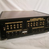 充実した入出力端子を装備。RCA/XLR に対応します。