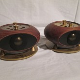 ハードドーム振動板が超高域の再現性をサポートします。