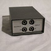 あまり大型のRCAプラグは接続できない可能性があります。