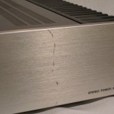 製品には目立つ傷があります。