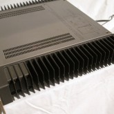 横部はほぼ全体が放熱フィンです。