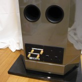 製品下部・ケーブル接続部です。こちらは目立つ傷はありません。(Lch)