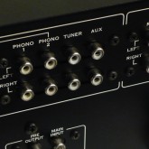 RCA 端子の状態です。30年以上経過しているとは思えないすばらしい状態です。
