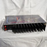 製品背面部は大型のヒートシンクが装備してあります。お風呂の湯温ぐらいの発熱があります。
