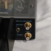 入力端子は RCA のみです。左側のトグルスイッチでの切り替えにより stereo / bridge mono が選択できます。