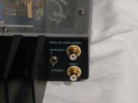 入力端子は RCA のみです。左側のトグルスイッチでの切り替えにより stereo / bridge mono が選択できます。