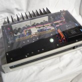製品天板は透明なアクリルパネルになっています。筐体内に磁界が変形した状態で閉じ込められないように配慮されています。