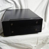製品側面の写真です。側面部も振動対策が施されています。