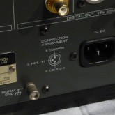 XLR 端子 (ARS-EBU) は3-hot です。接続する機器のピンアサインメントをご確認ください。