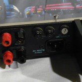電源ケーブルは着脱式(IEC320)です。本製品は stereo \ mono bridge の切り替えが可能です。